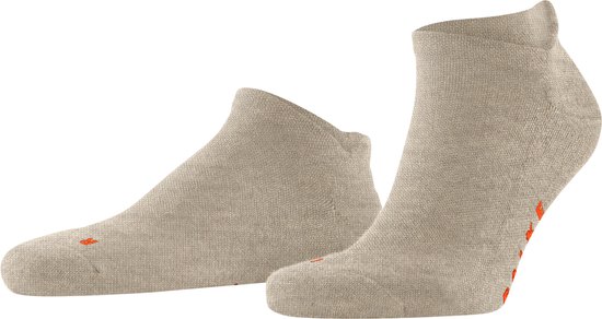 Lichtbruine Falke sneakersokken, een paar, met kleine oranje logo's.