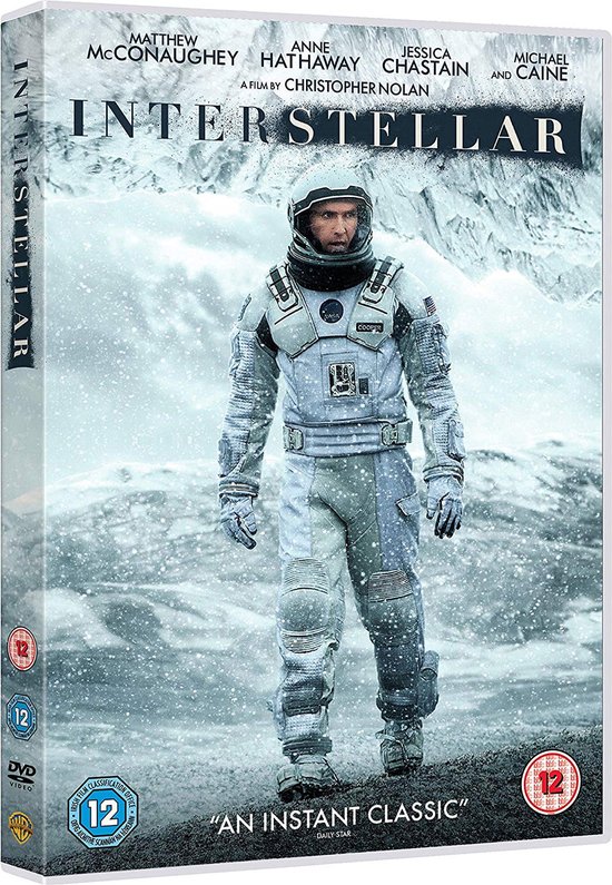 Een man in een wit ruimtepak met blauwe accenten, staand in een besneeuwd landschap. Boven hem de titel 'Interstellar'.