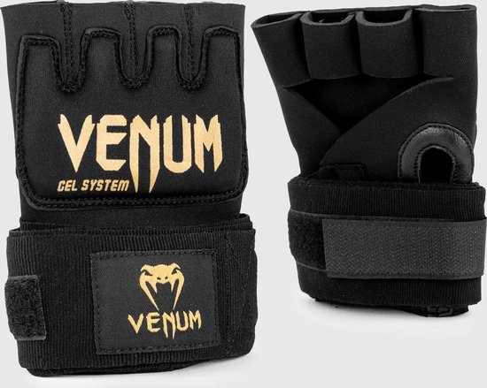Set van twee zwarte Venum gel-handschoenbandages met goudkleurige opdrukken en klittenbandsluiting.