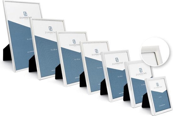 Une série de cadres photo Zilverstad de différentes tailles sur fond blanc, chacun avec une carte bleue.