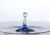 Tuinposter - Keuken - Water / waterdruppel in wit / blauw  - 80 x 120 cm.