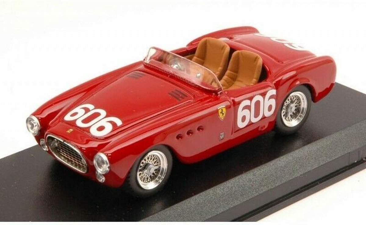 De 1:43 Diecast Modelcar van de Ferrari 225S Spider # 606 van de Mille Miglia in 1952.De coureurs waren Bornigia en Bornigia.De fabrikant van het schaalmodel is Art-Model.