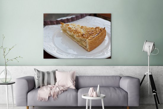 Un morceau de tarte aux pommes avec des miettes servi sur une toile tableau blanc 180x120 cm - Tirage photo sur toile (Décoration murale salon / chambre) XXL / Groot format!