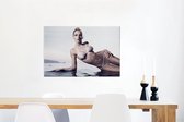 Canvas Schilderij Een blonde vrouw in een bikini - 60x40 cm - Wanddecoratie