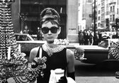 Tuinposter - Filmsterren - Retro / Vintage - Audrey Hepburn in wit / grijs / zwart  - 120 x 180 cm.