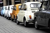 Tuinposter - Auto - Fiat 500 in beige / zwart / geel - 120 x 180 cm.