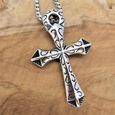 Stoer en stijlvolle ketting met grote kruis met krullende hart motief en grote oog waar ketting doorheen kan.