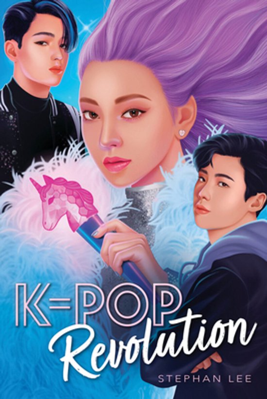 Boekomslag: portret van drie K-pop artiesten, twee mannen met donker haar en een vrouw met paars haar, met de titel K-POP Revolution.