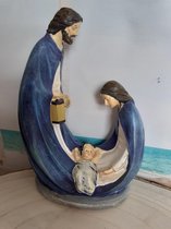 Kerstbeeldje josef ,maria en kindje jezus in aparte vorm van M&N  20x14x8 cm