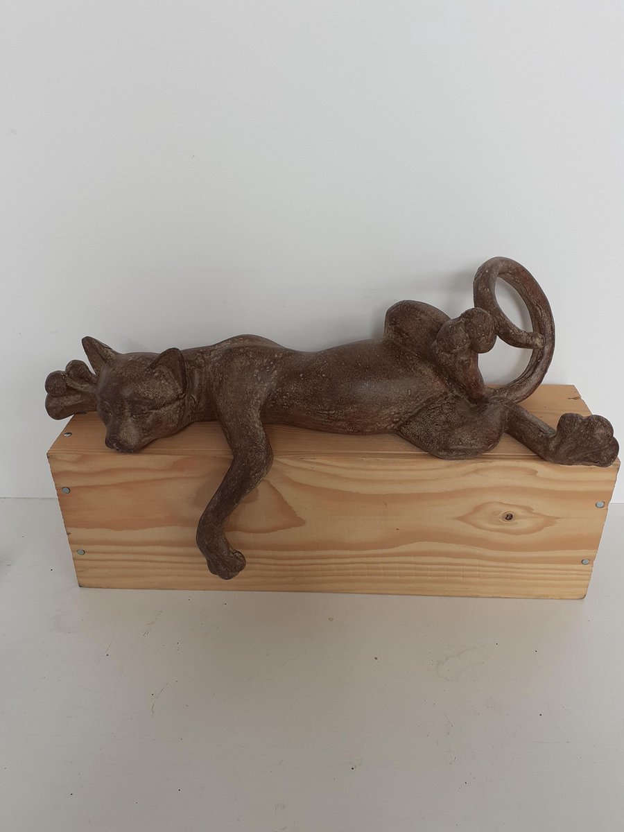 Katten beelden GEWELDIGE zwarte kat die gekronkeld ligt voor op een rand van kast van Slijkhuis 25x39x17 cm