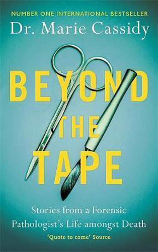 Boekomslag Beyond the Tape door Dr. Marie Cassidy met een schaar en scalpel op een blauwgroene achtergrond.