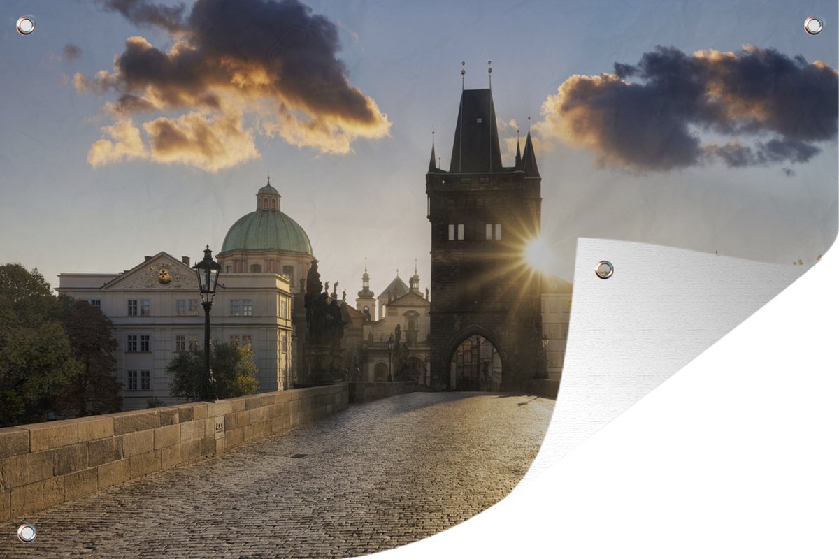 Muurdecoratie Een felle ochtendzon boven de Karelsbrug in Praag - 180x120 cm - Tuinposter - Tuindoek - Buitenposter op Prijzenvolger.com