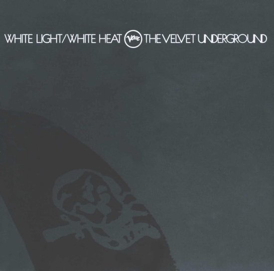 Cd-hoes met tekst WHITE LIGHT/WHITE HEAT THE VELVET UNDERGROUND. Een vaag, schaduwachtig beeld van een schedel is zichtbaar op een donkergrijze achtergrond.