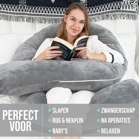 Een vrouw leest een boek, zittend in een grijs U-vormig zwangerschapskussen. Geschikt voor slapen, rugpijn, baby's, zwangerschap, na operaties en relaxen.