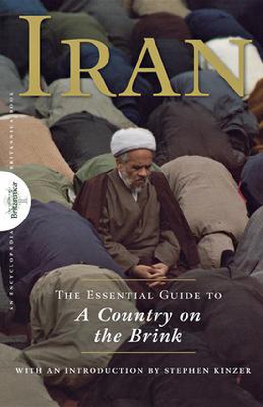 De voorkant van het boek "Iran: The Essential Guide to A Country on the Brink" met op de voorgrond een oudere man met een witte tulband, omringd door mensen die knielen.