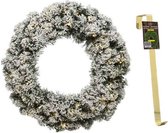 Groen/witte led kerstkrans 60 cm Imperial met kunstsneeuw en met gouden hanger - Kerstversiering/kerstdecoratie kransen