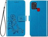 Voor Samsung Galaxy A21s vierbladige gesp reliÃ«f gesp bescherming voor mobiele telefoons lederen tas met sleutelkoord en kaartsleuf en portemonnee en beugelfunctie (blauw)