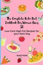 Livre 'The Complete Keto Diet Cookbook For Women Over 50', avec des images de nourriture sur fond rose.