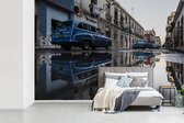Behang - Fotobehang Vintage auto's weerspiegeld in plassen op in een straat Cuba - Breedte 360 cm x hoogte 240 cm