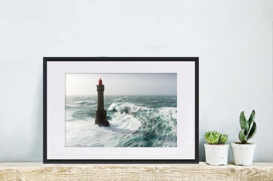 Photo encadrée - Une vague derrière le phare de la Jument en France cadre photo 60x40 cm - Affiche encadrée (Décoration murale salon / chambre)