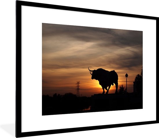 Cadre photo - Silhouette de taureau au coucher du soleil Cadre photo 80x60 cm - Affiche sous cadre (Décoration murale salon / chambre)