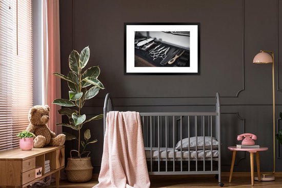 Photo encadrée - Une rangée d'attributs de coiffure cadre photo noir avec passe-partout blanc grand 90x60 cm - Affiche encadrée (Décoration murale salon / chambre)