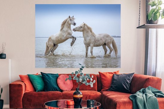 Poster Deux chevaux dans l'eau en Camargue papier 160x120 cm - Tirage photo sur Poster (décoration murale salon / chambre) XXL / Groot format!