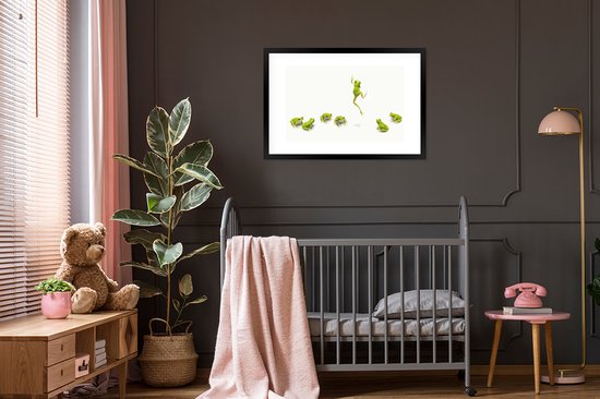 Photo en cadre - Groupe de grenouilles vertes devant un cadre photo fond blanc noir avec passe partout blanc 60x90 90x60 cm - Affiche sous cadre (Décoration murale salon / chambre)