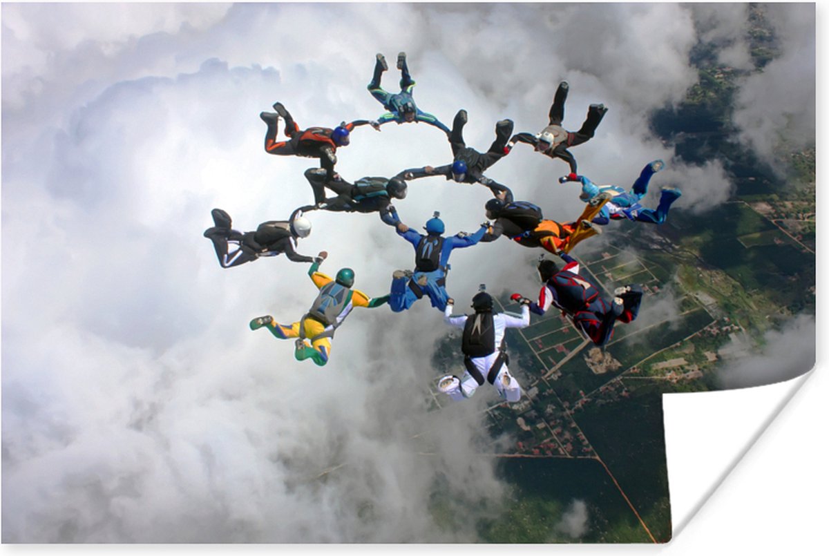 Skydivers in formatie poster papier 60x40 cm - Foto print op Poster (wanddecoratie woonkamer / slaapkamer) - PosterMonkey
