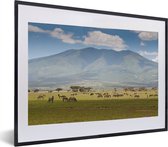 Photo encadrée - Animaux sauvages paissant dans la savane du Parc National du Serengeti Cadre photo noir avec passe-partout blanc petit 40x30 cm - Affiche encadrée (Décoration murale salon / chambre)