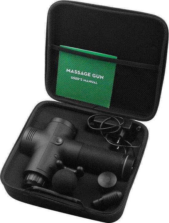 Zwarte massage gun in een open zwarte reistas met opzetstukken, oplader en handleiding.