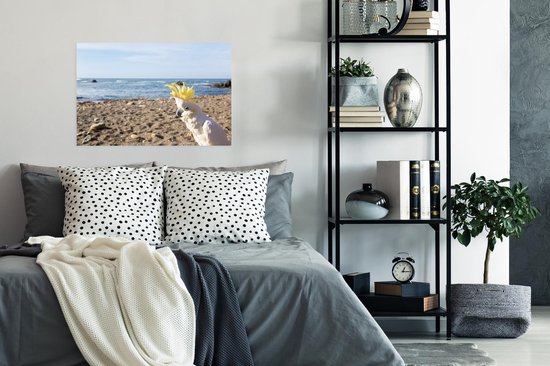 Poster Un cacatoès blanc et jaune sur la plage 60x40 cm - Tirage photo sur Poster (décoration murale salon / chambre) / Poster Vogels