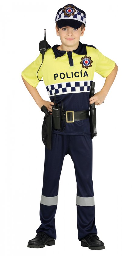 Jongen in politieuniform met gele polo, donkerblauwe broek en pet. Accessoires zoals walkietalkie en riem.