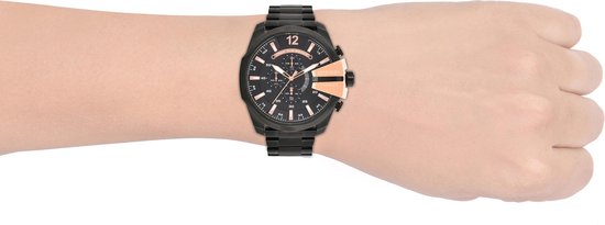 Zwart Diesel horloge met rosé gouden details, gedragen om een pols.
