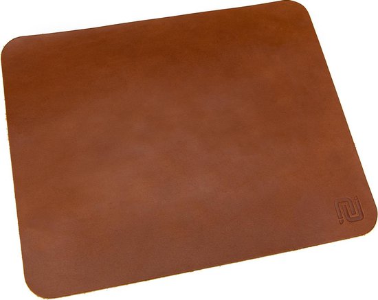 Bruine leren muismat met afgeronde hoeken. Het NEGOTIA logo is in de rechteronderhoek ingedrukt.