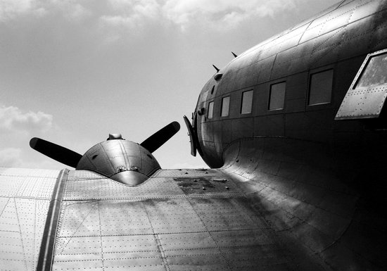Dibond - Airplane - Vliegtuig in wit / grijs / zwart - 50 x 75 cm.