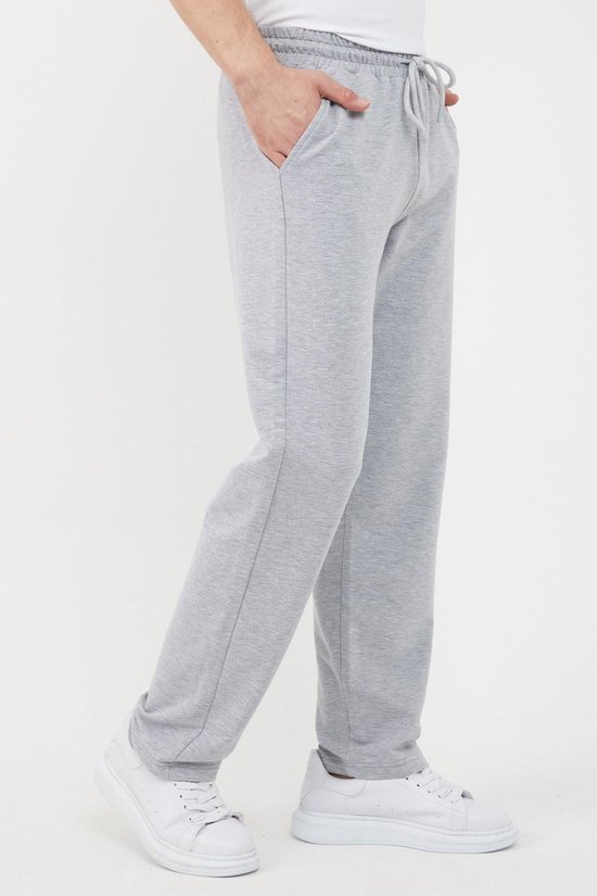 Detail van een grijze joggingbroek met trekkoord.