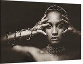 Zwarte vrouw met grijze kettingen - Foto op Canvas - 90 x 60 cm