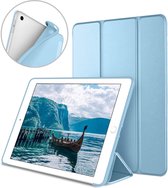 HB Hoes Geschikt voor Apple iPad 5 & Apple iPad 6 - 9.7 inch (2017 & 2018) Licht Blauw - Tri Fold Tablet Case - Smart Cover