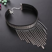 Choker Linde met zwarte en zilverkleurige kettinkjes.