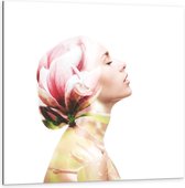 Dibond - Vrouw met Haar van Roze Bloem - 100x100cm Foto op Aluminium (Met Ophangsysteem)