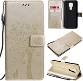 Voor Motorola Moto G9 Play Tree & Cat Pattern Pressed Printing Horizontale Flip PU Leather Case met houder & kaartsleuven & portemonnee & Lanyard (goud)