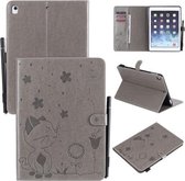 Voor iPad Air 2 / Air / 9.7 (2018) & (2017) Cat Bee Embossing Pattern Horizontale flip lederen tas met houder & kaartsleuven & portemonnee & penhouder & Wake-up / Sleep-functie (grijs)