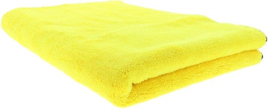 Gevouwen gele microvezel droogdoek van Meguiar's op een witte achtergrond.