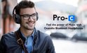 Man met bril en zwarte koptelefoon lacht buiten. Tekst: Pro-C, Feel the power of Music with Oneodio Bluetooth Headphones.