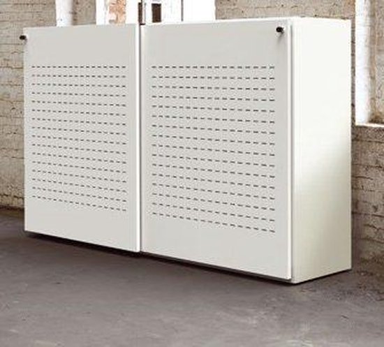 Twee witte kasten naast elkaar in een industriële ruimte. De deuren hebben een stippenpatroon.