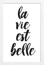 JUNIQE - Poster in houten lijst La vie est belle -40x60 /Wit & Zwart