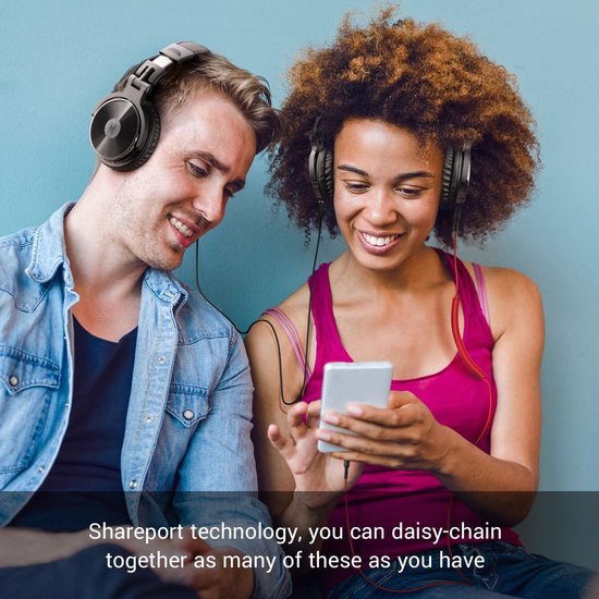 Man en vrouw delen een smartphone met zwarte Studio DJ koptelefoon op, verbonden via Shareport technology.