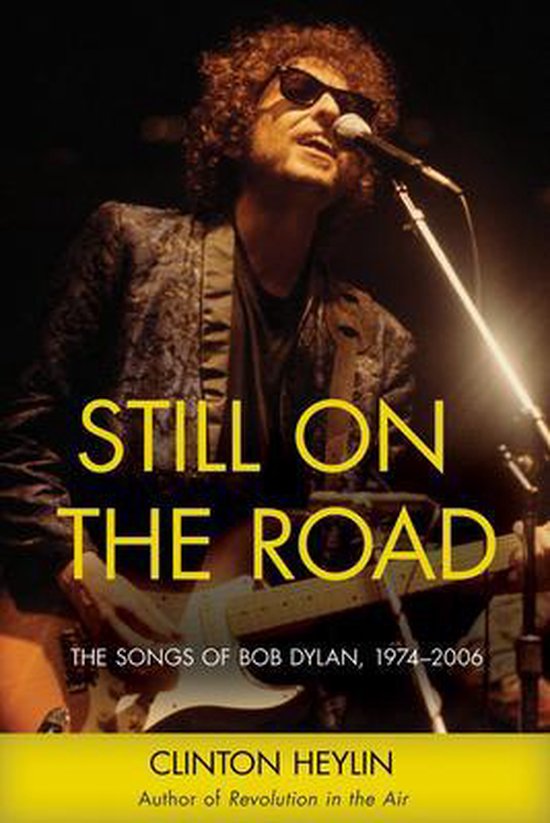 Boekomslag met Bob Dylan met zonnebril, gitaren en de tekst 'STILL ON THE ROAD: THE SONGS OF BOB DYLAN, 1974-2006'.