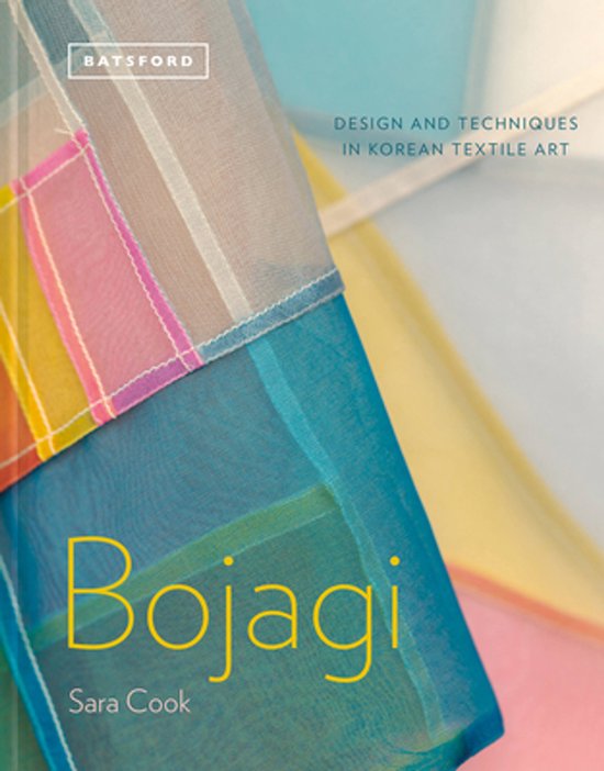 Livre 'Bojagi: Design and Techniques in Korean Textile Art' avec des tissus pastel translucides en patchwork. Logo 'Batsford' en haut.